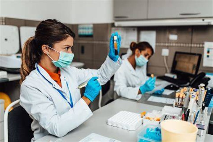 How much does a medical lab tech earn?